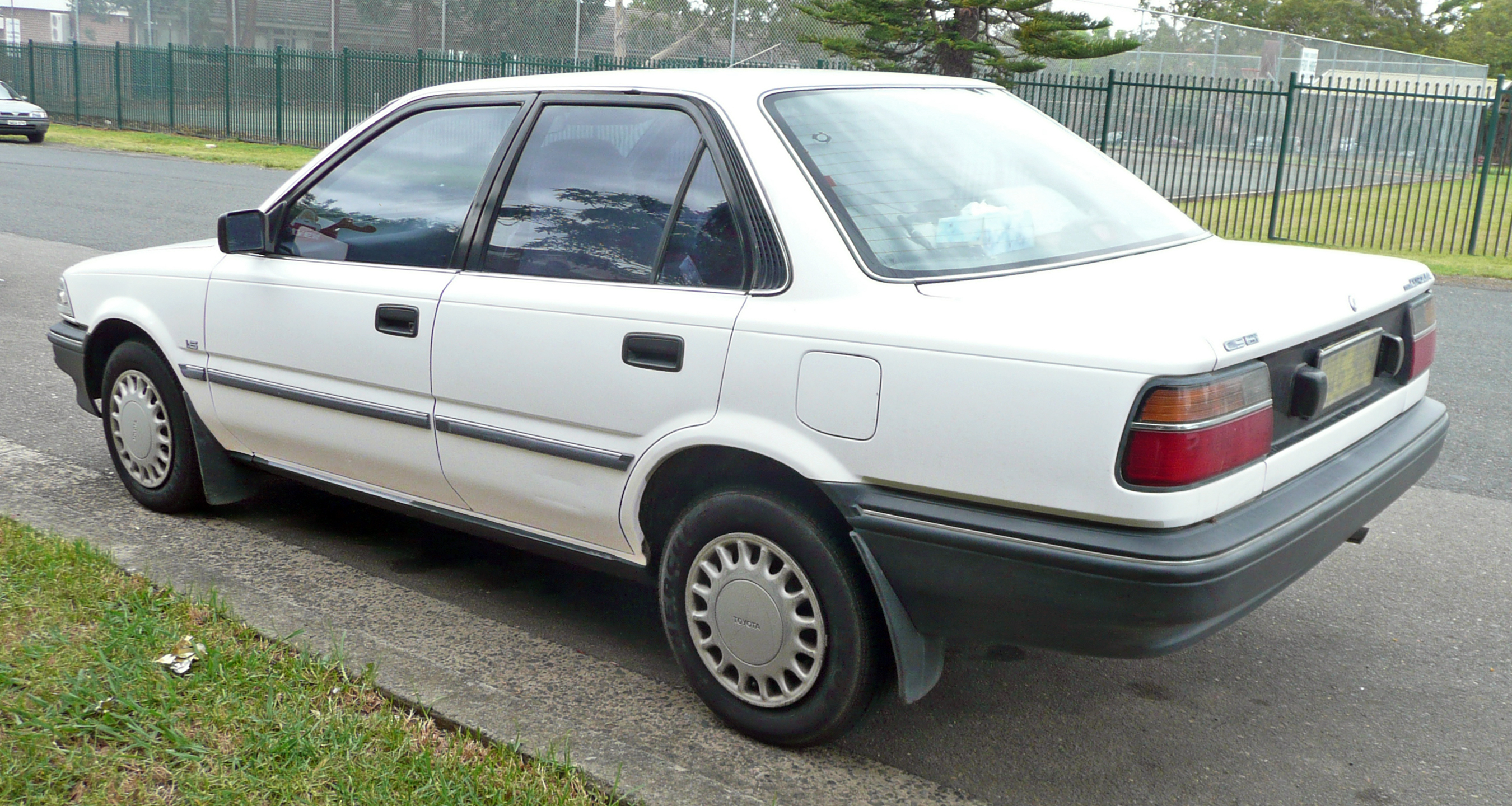 File:1990 Toyota Corolla (AE92) CS sedan (2009-12-20) 02.jpg ...