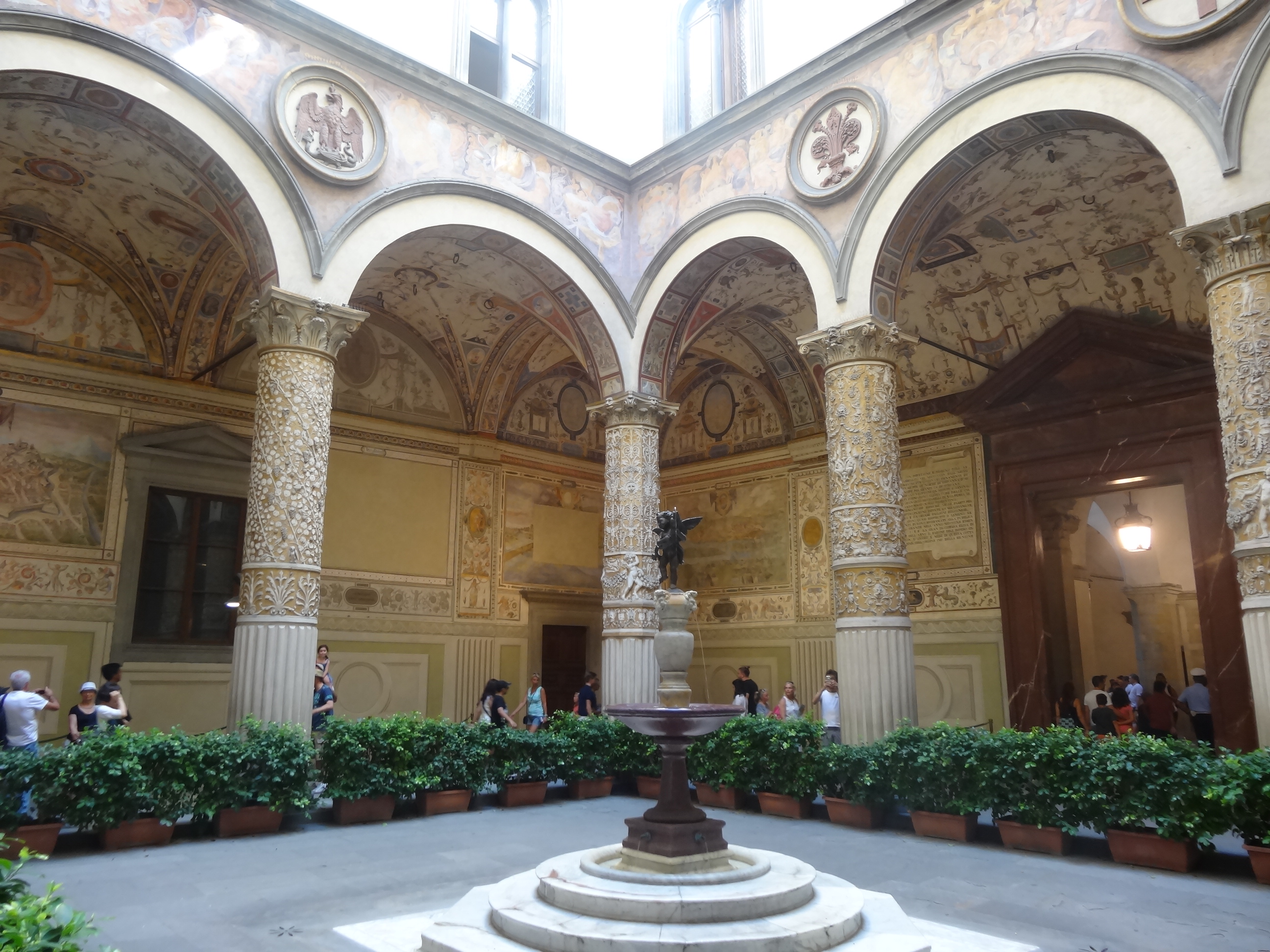File:2016 Palazzo Vecchio - Cortile di Michelozzo 01.jpg - Wikimedia Commons