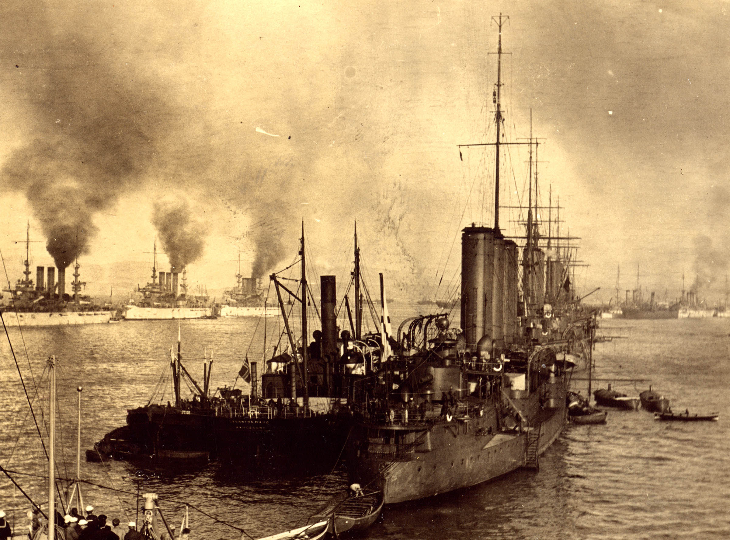 Крупная эскадра. Крейсер«Адмирал Макаров»1915. Броненосный крейсер Адмирал Макаров. Крейсер Адмирал Макаров 1917 года. Броненосный крейсер Франции 1890.