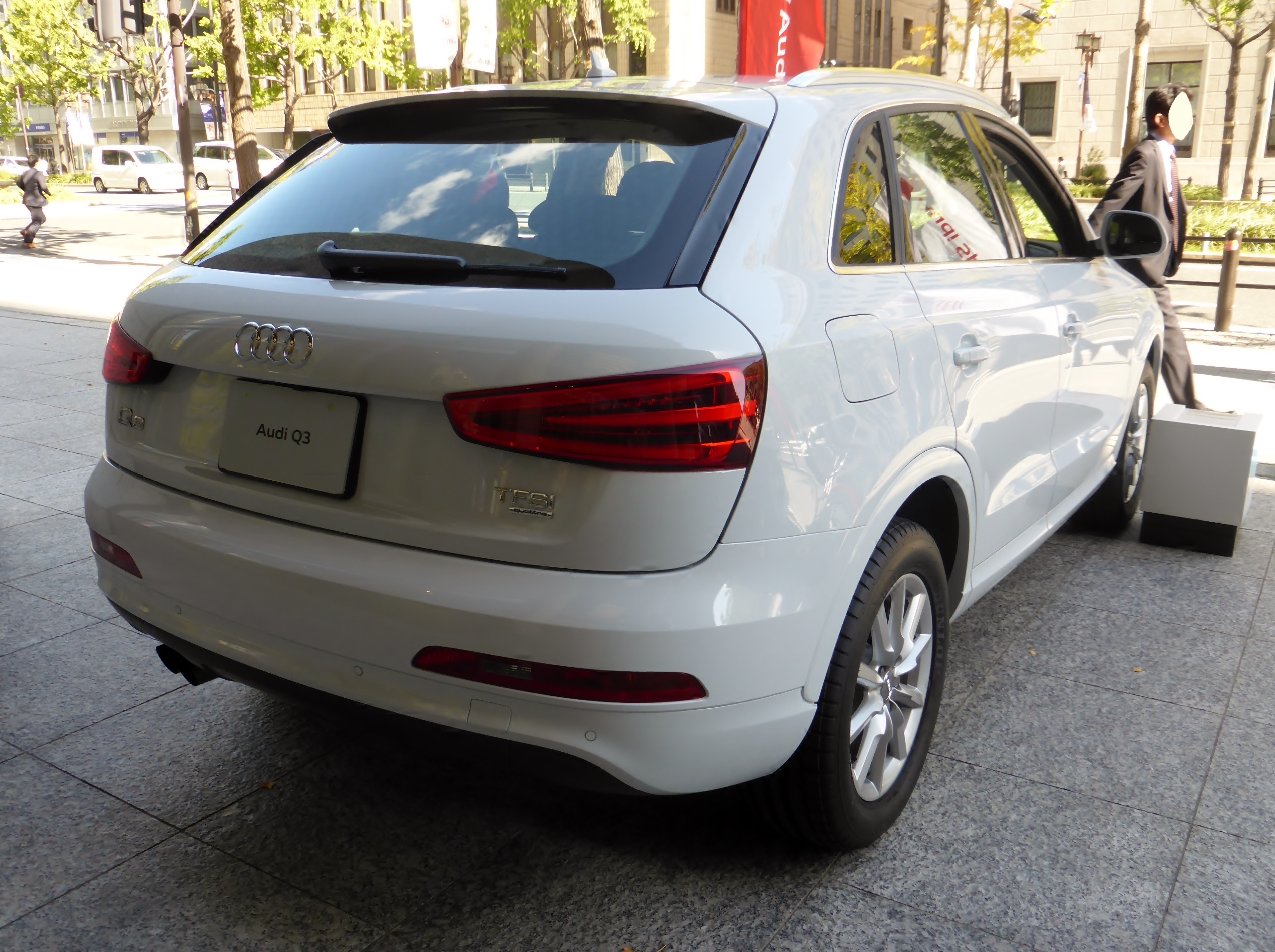 File:Audi Q3 2.0 TFSI quattro (8UCCZF) rear.JPG - Wikimedia Commons