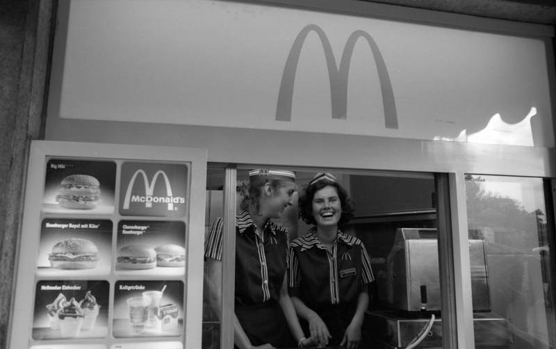 File:Bundesarchiv B 145 Bild-F079049-0036, Bonn, McDonald's.jpg