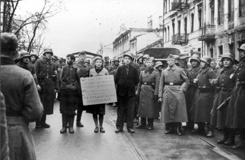 File:Bundesarchiv Bild 146-1972-026-43, Minsk, Widerstandskämpfer vor Hinrichtung.jpg