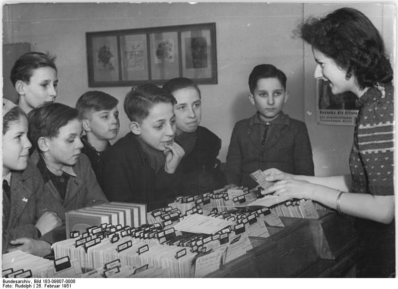 File:Bundesarchiv Bild 183-09807-0008, Berlin, Jugendbücherei Prenzlauer Berg, Katalog.jpg