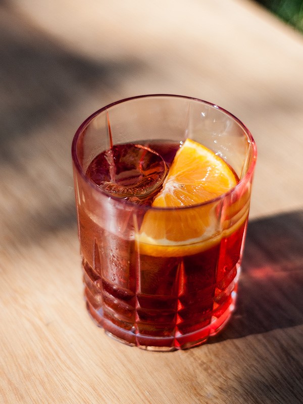 https://upload.wikimedia.org/wikipedia/commons/e/ea/C%C3%B3ctel_Negroni_Campari.jpg