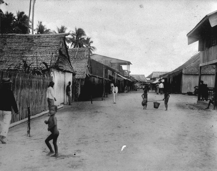 File:COLLECTIE TROPENMUSEUM Straatbeeld op de Tanimbar-eilanden TMnr 60015605.jpg