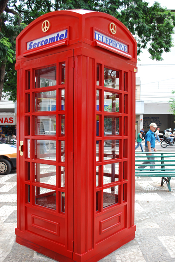 Serviço de tradução de cabine telefônica vermelha em inglês