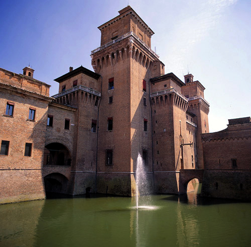 File:Castello esterno.jpg