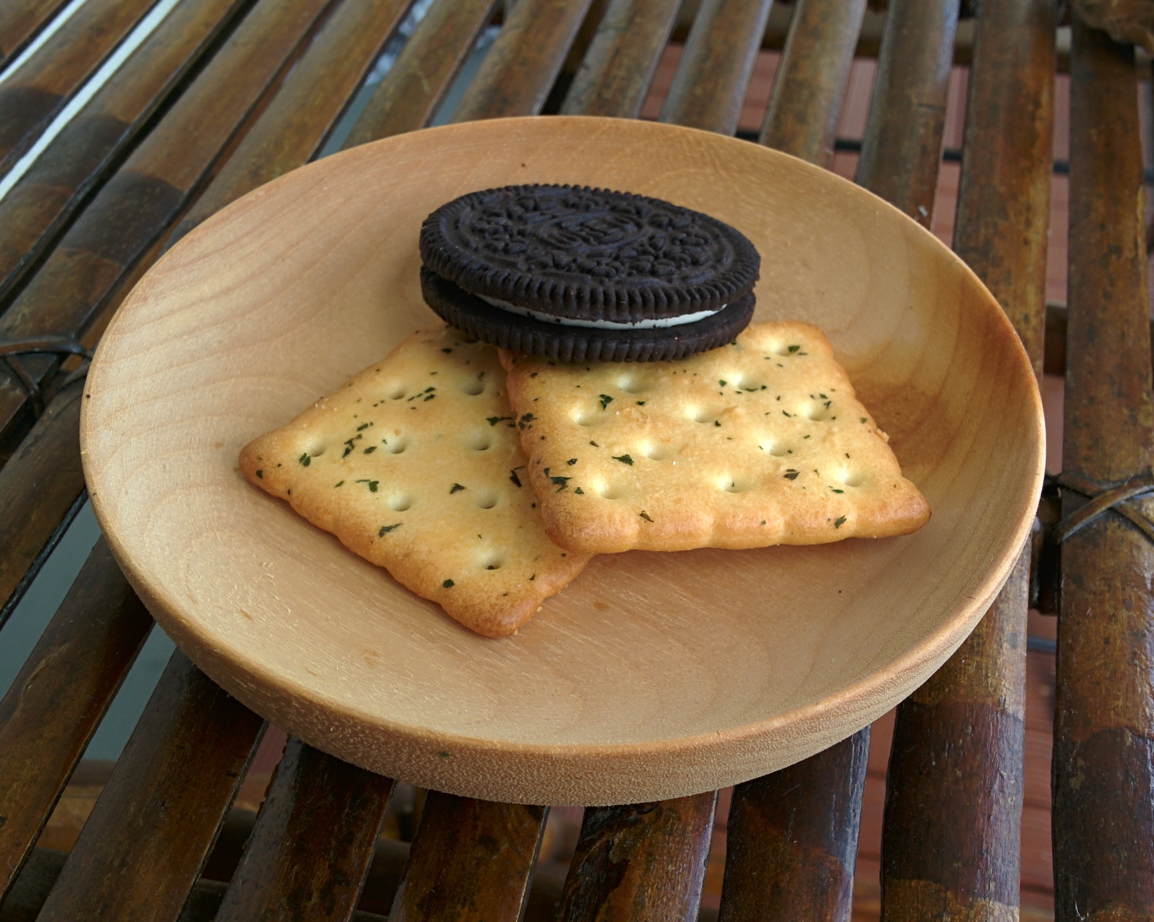 https://upload.wikimedia.org/wikipedia/commons/e/ea/Crackers_and_Oreo.jpg