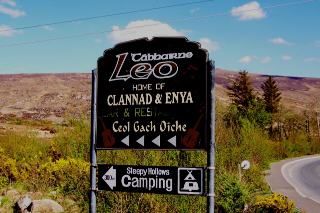 File:Crolly - Leo's Tavern Sign - geograph.org.uk - 1174573.jpg