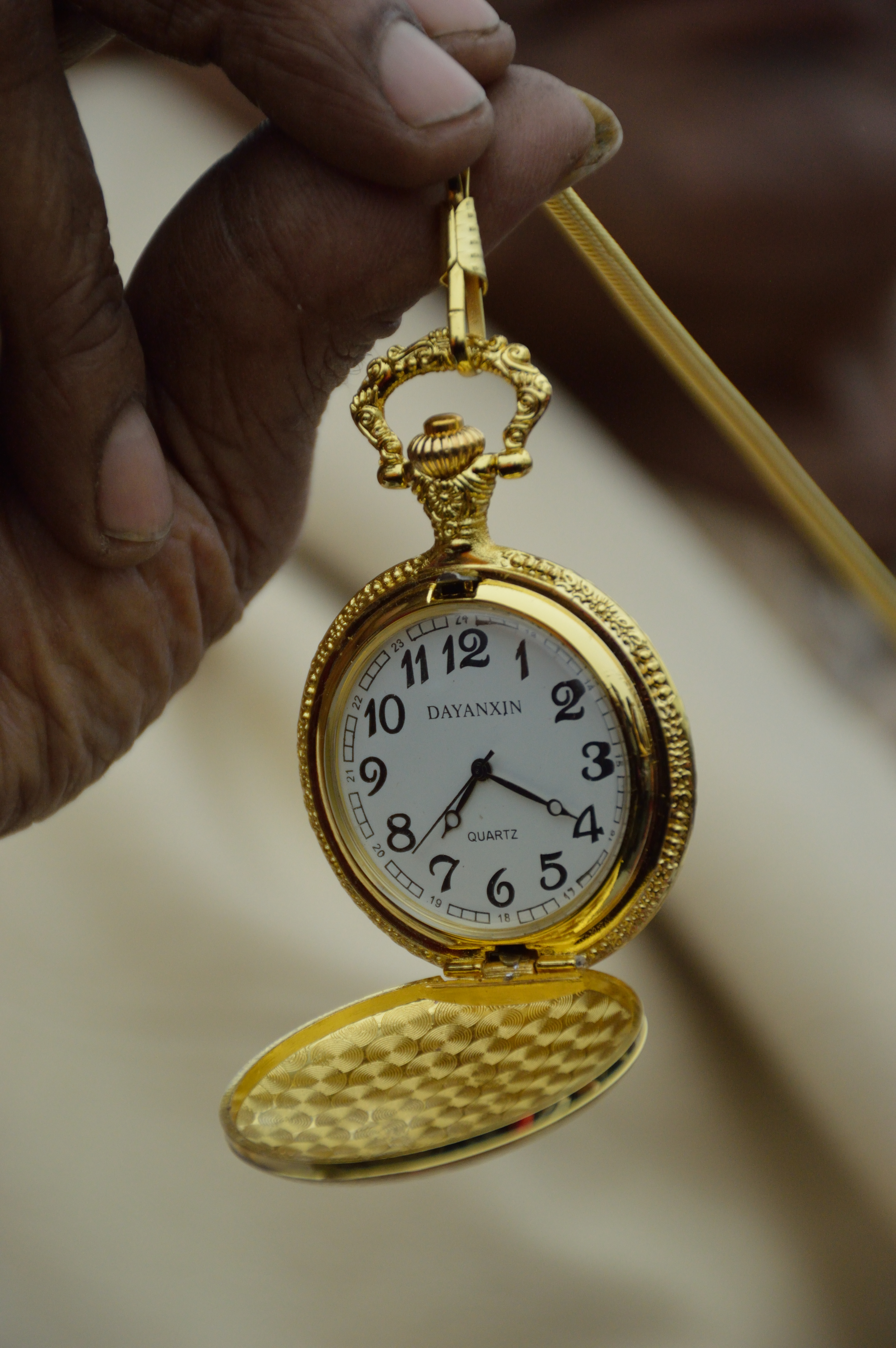 Archivo:Dayanxin Quartz - Golden Pocket Watch - Kolkata 2016-01-31 9326.JPG - Wikipedia, enciclopedia libre