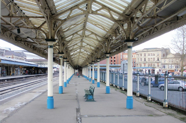 File:GWR bench, Platform 1, Newport railway station.jpg