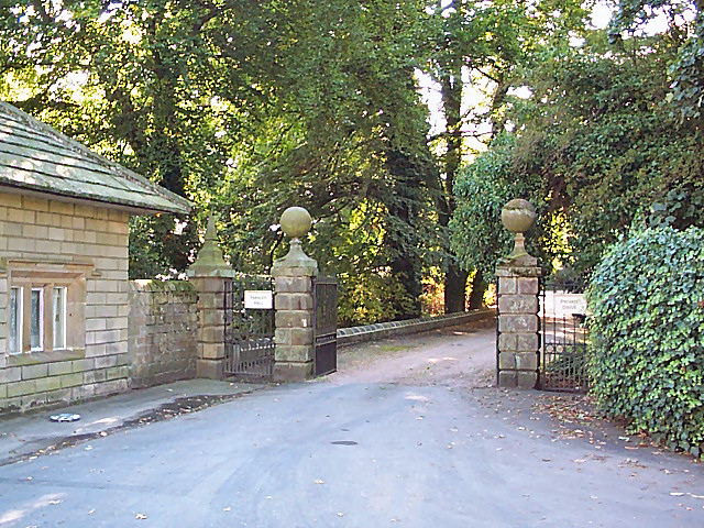 File:Gates of Farnley Hall - geograph.org.uk - 61644.jpg