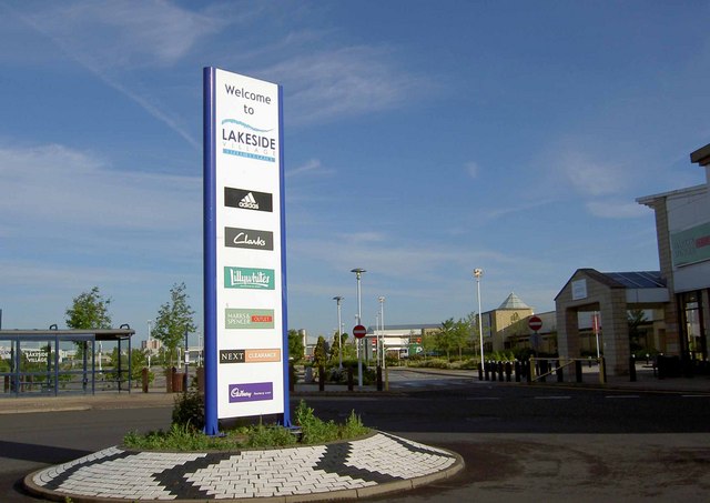 File:Lakeside shopping centre - geograph.org.uk - 868702.jpg