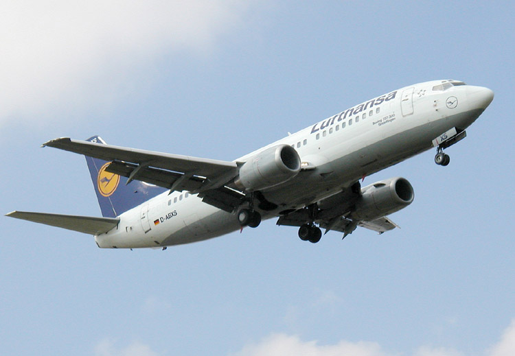 File:Lufthansa B737-330 (D-ABXS) approaching London Heathrow Airport.jpg