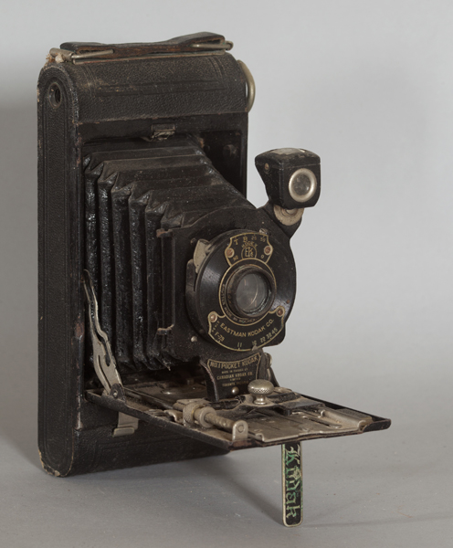 File:PM 110085 E Antique Photo camera.jpg