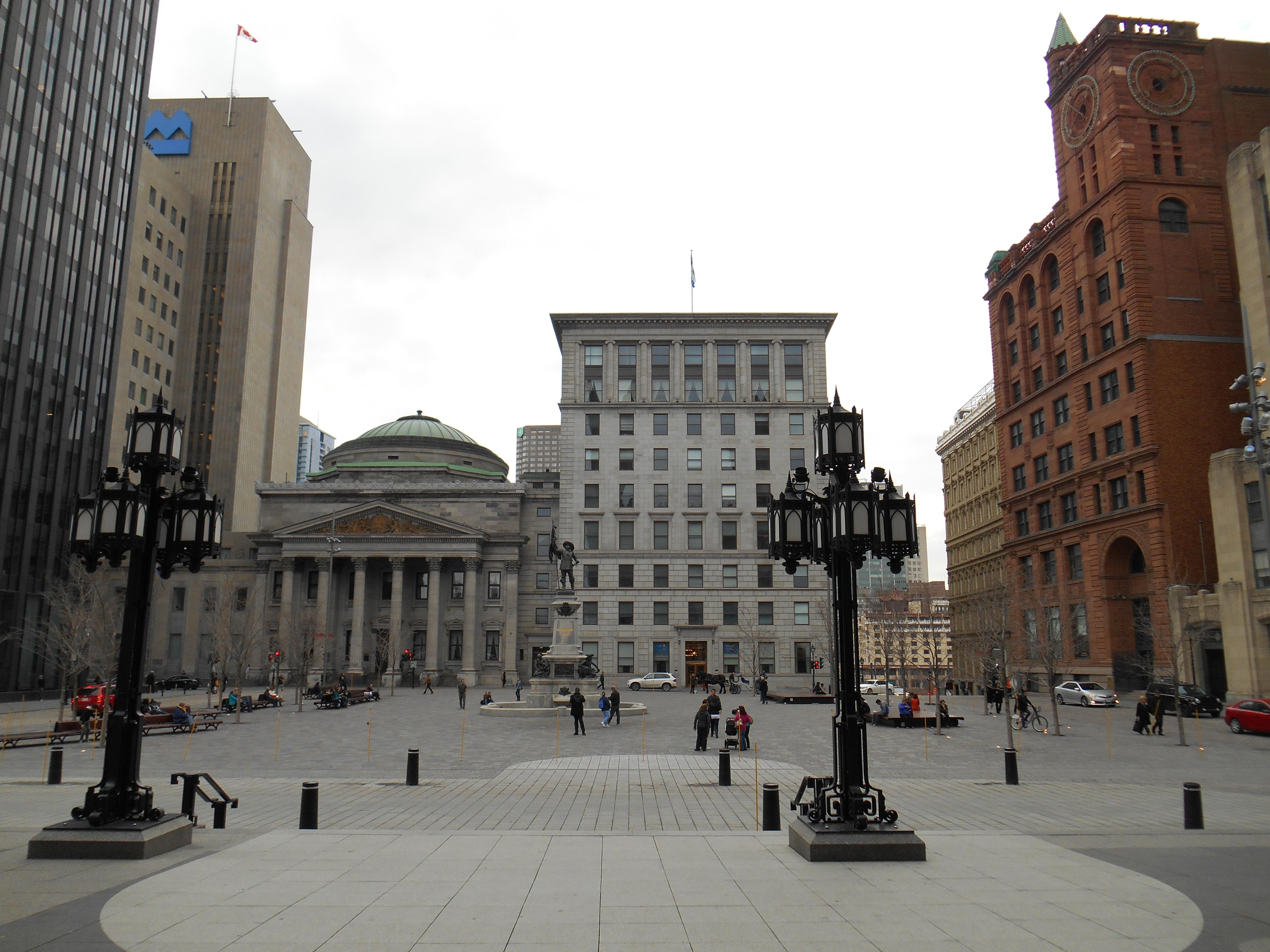 Place d. Place d'armes (Montreal Square). Здание муниципалитета на рlace d'armes в Намюре.