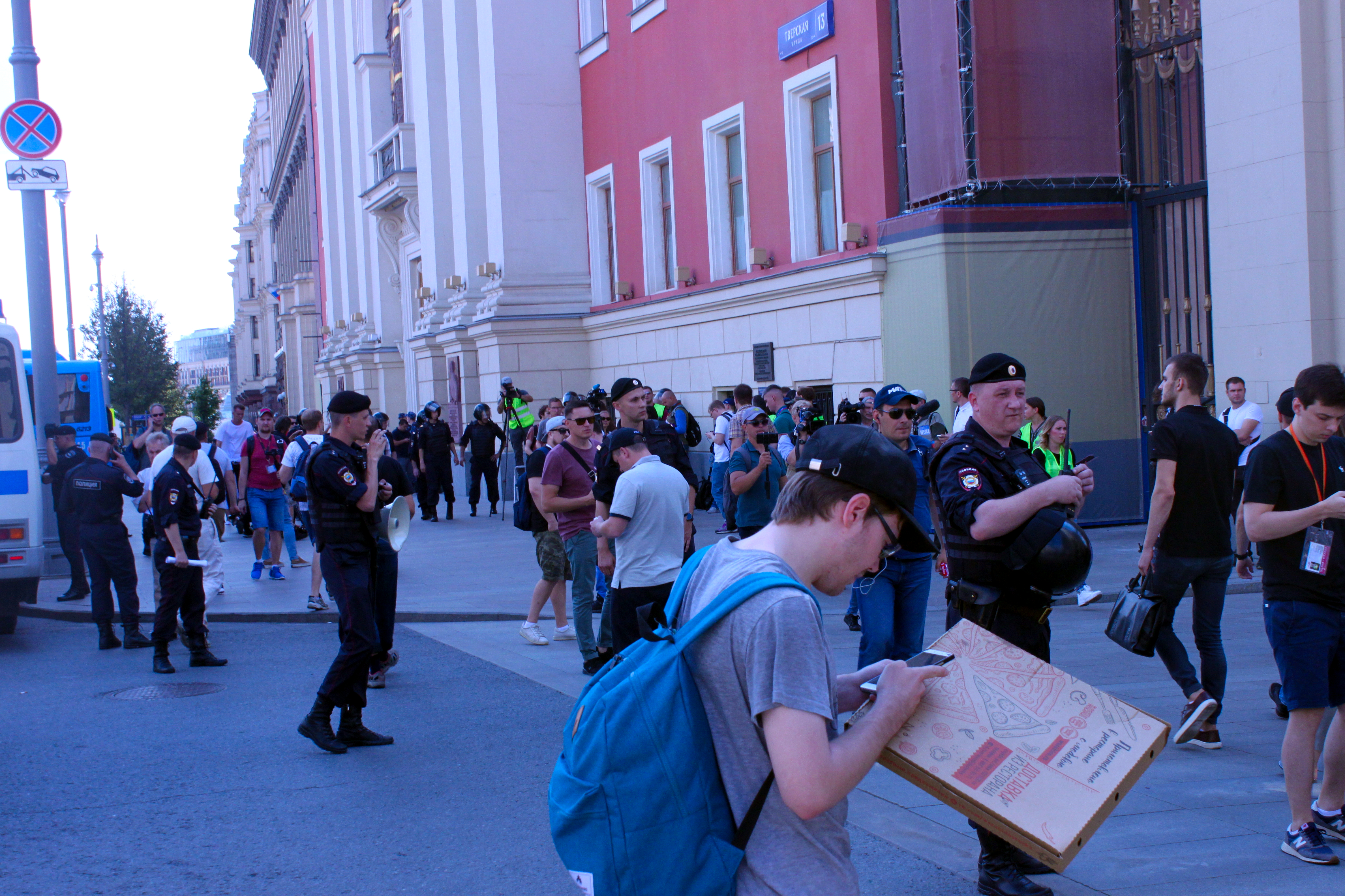 Г москва 2019. Митинг 02.08.2019 в Москве. 15.08.2019, Москва.. Протесты в Москве 2019 Конституция. День флага 2019 Москва площадь революции.