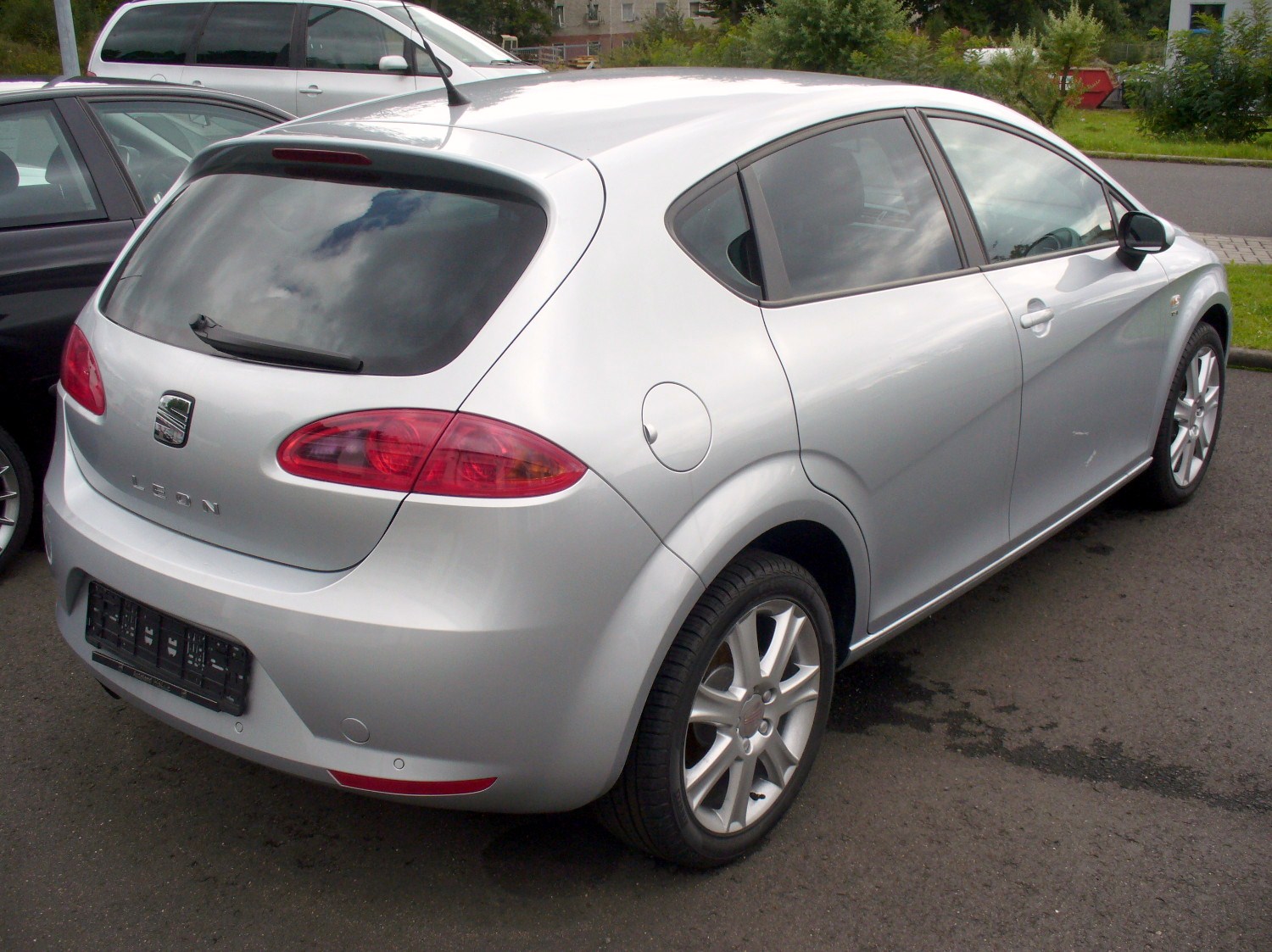 File:Seat Leon 1P TDI Lunasilber Heck.JPG - Wikimedia Commons