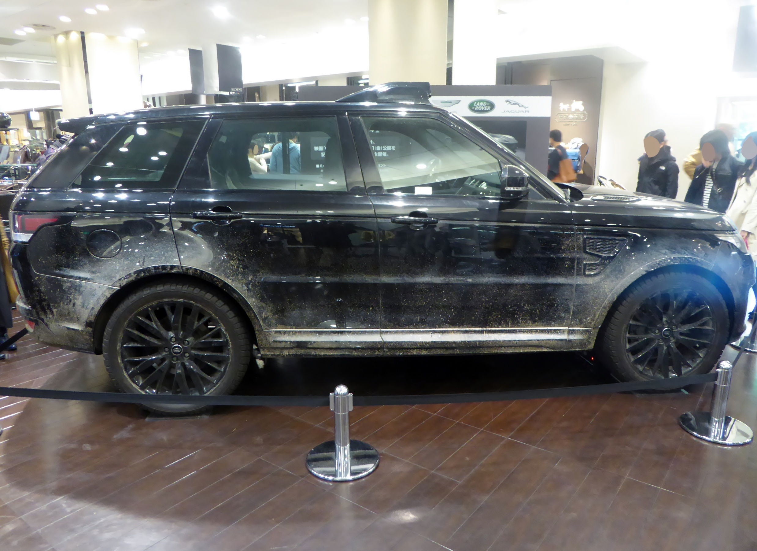 File:The rightside of Land Rover RANGE ROVER SPORT SVR (L494) used in " SPECTRE".JPG - Wikimedia Commons