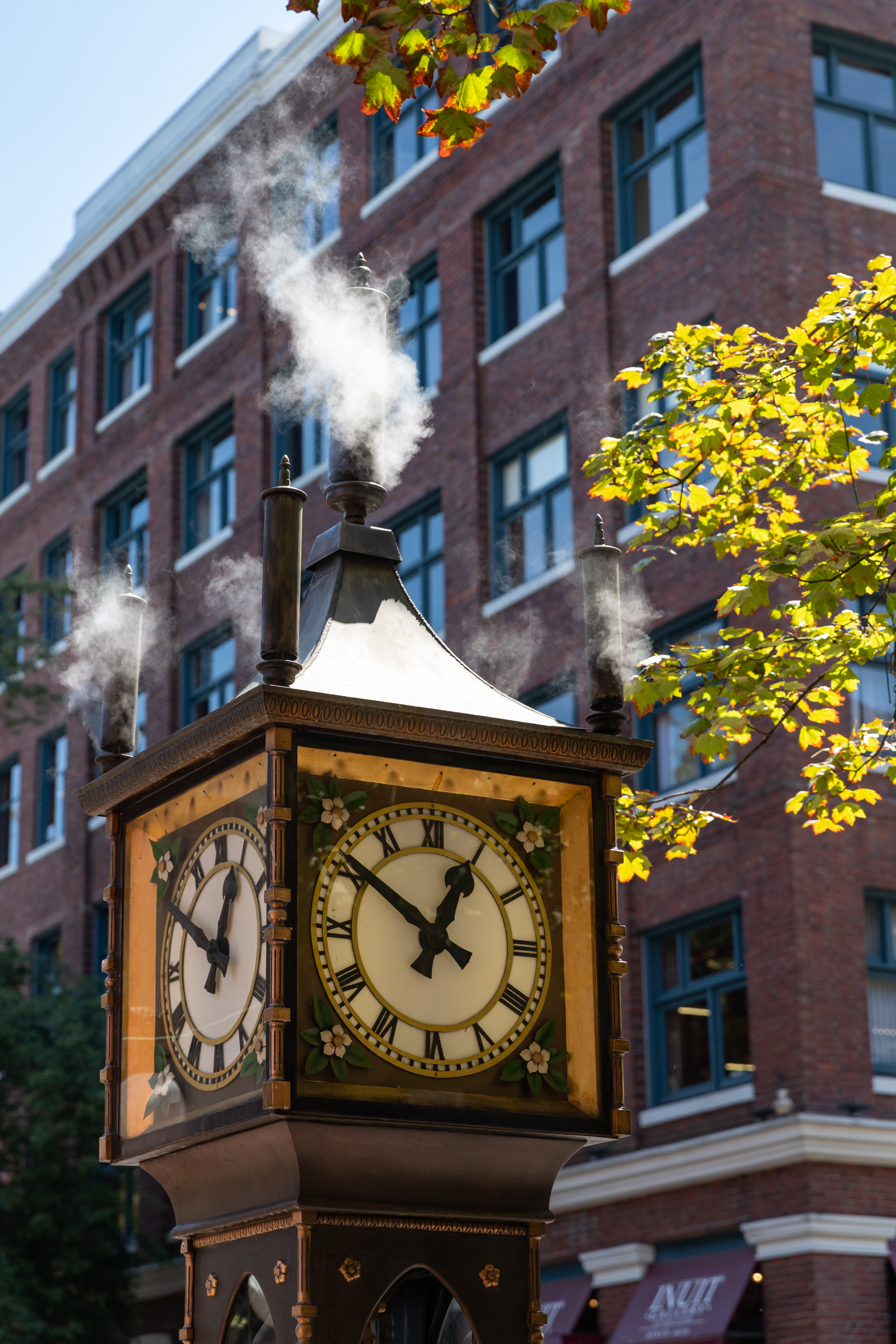 Часы канада время. Steam Clock Dampfuhr Виджет. Памятник часы в Барнауле.