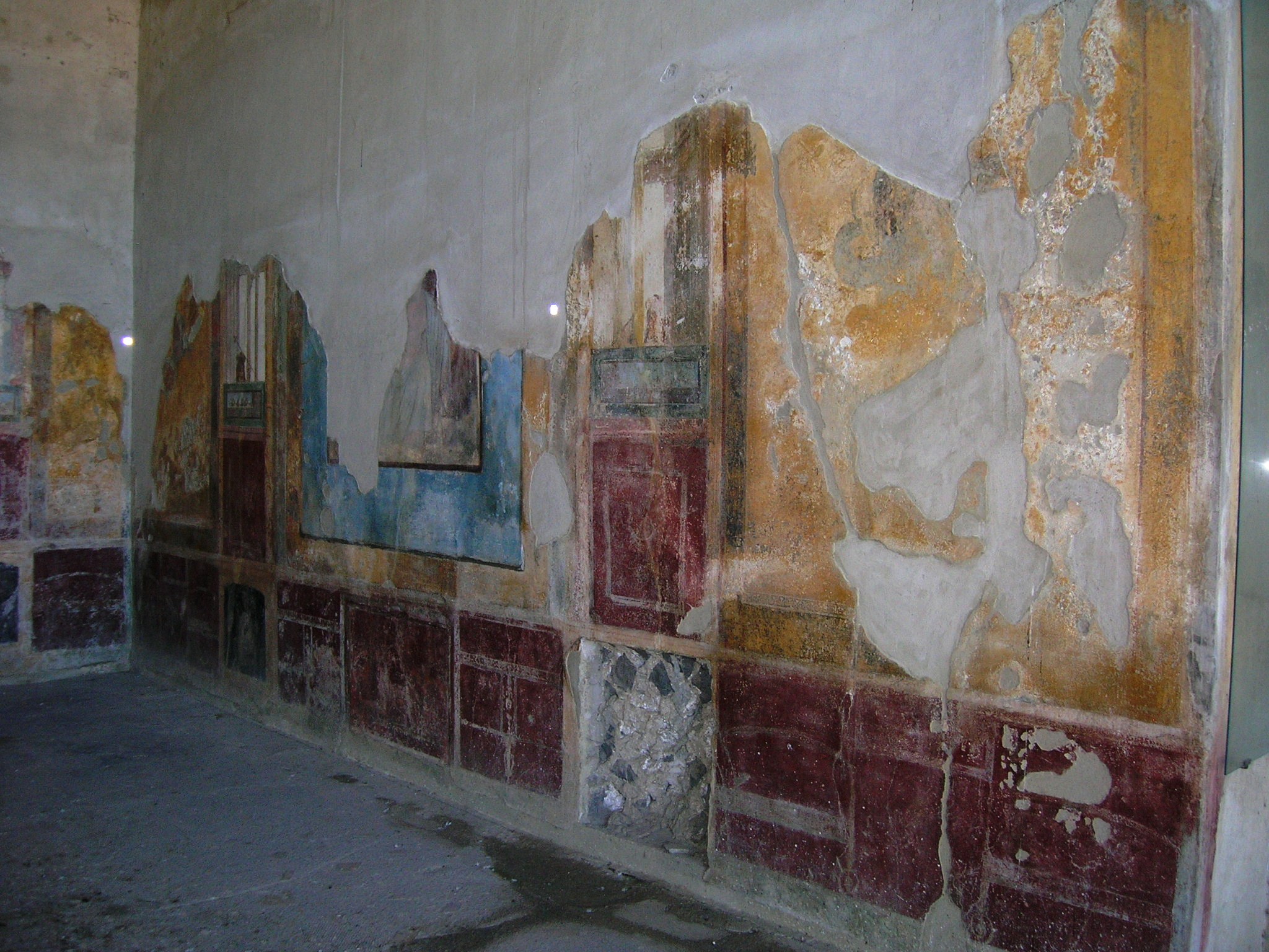 Villa di Arianna Stabia壁画墙:墙上褪色的画作，生动的蓝色、红色和金色是这幅无法辨认的画作中剩下的所有东西。