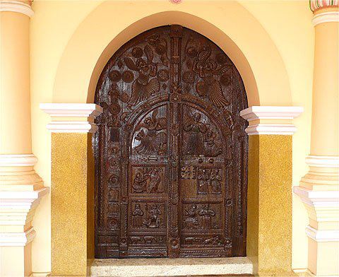 File:Wooden works of Aana Vathil (Main Door) of Thumpamon Valiya Pally.jpg