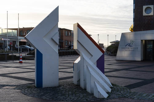 File:"Betonskulptur vor Sylter Welle"-Skulptur, unbekannt-03.jpg