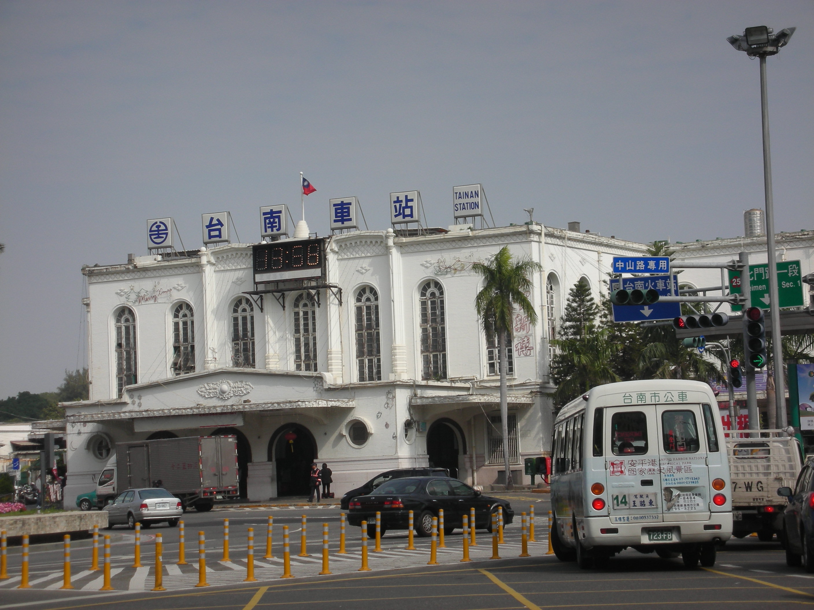 File 台南車站 Tainan Station Panoramio Jpg Wikimedia Commons