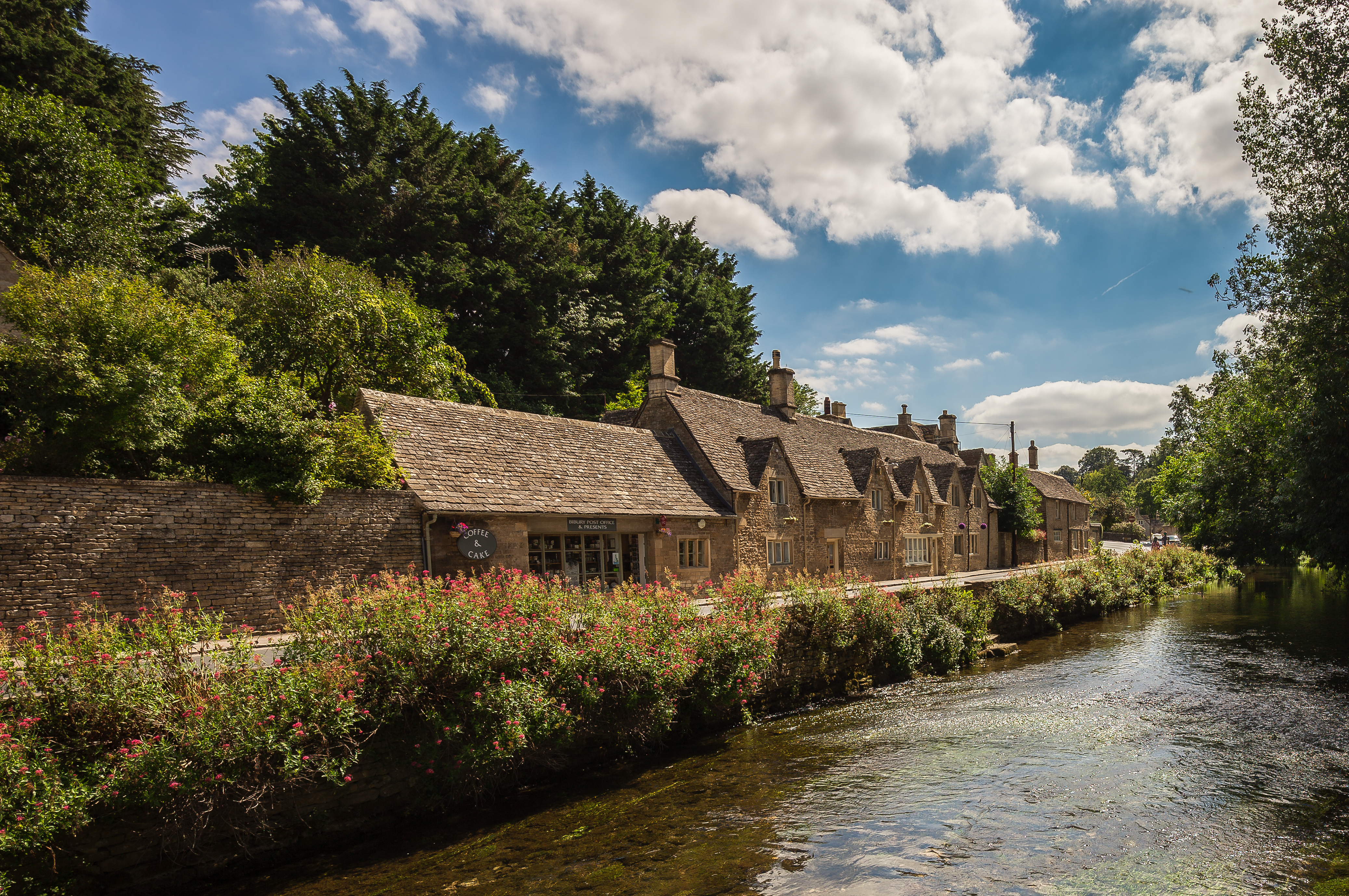 Village's. Деревня Бибери Великобритания. Деревня Бибури (Bibury). Деревня Уэст лулворт графство Дорсет Англия. Бибери – самая красивая деревня Великобритании..