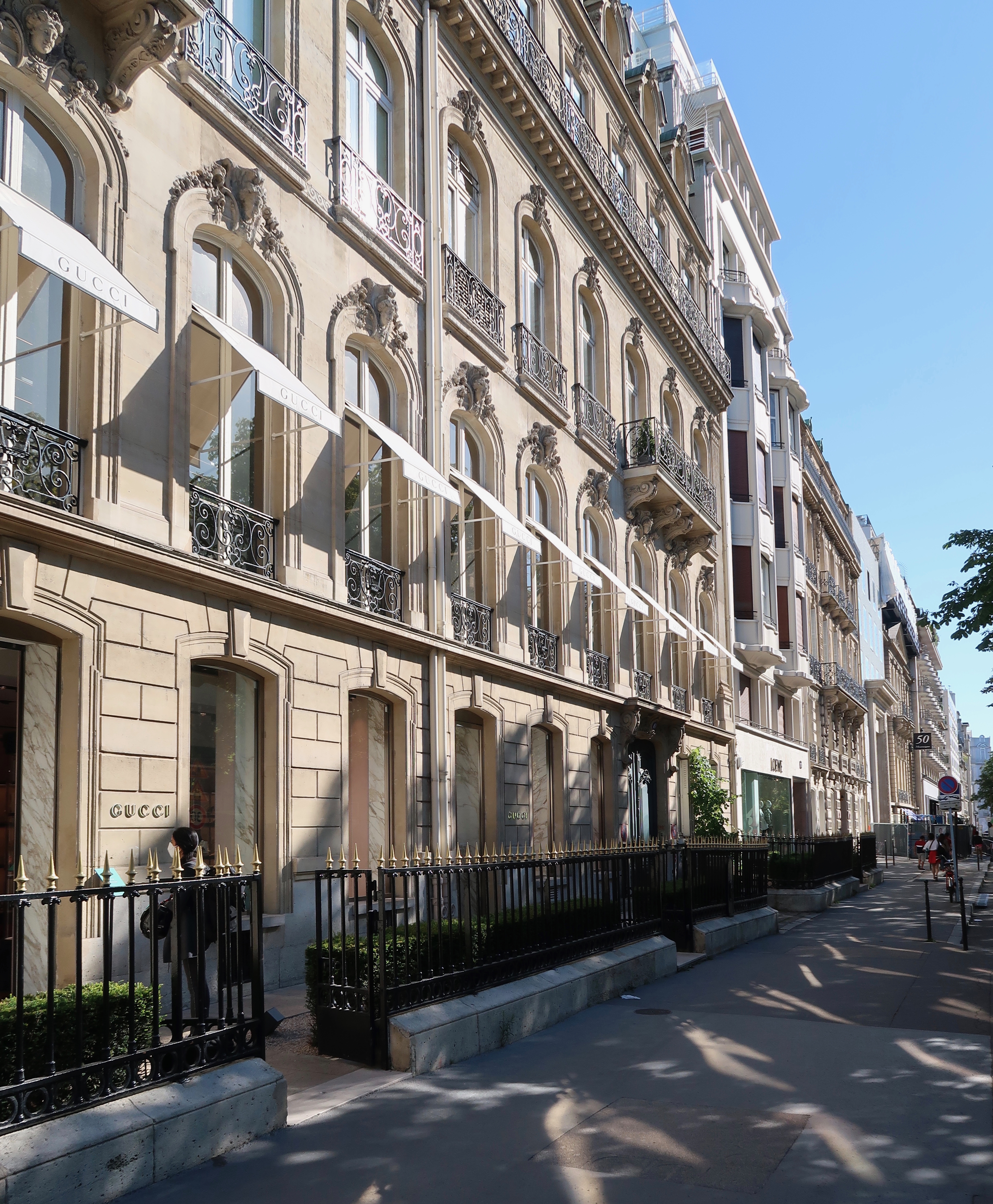 File:Avenue Montaigne, Paris 8e.jpg - Wikimedia Commons