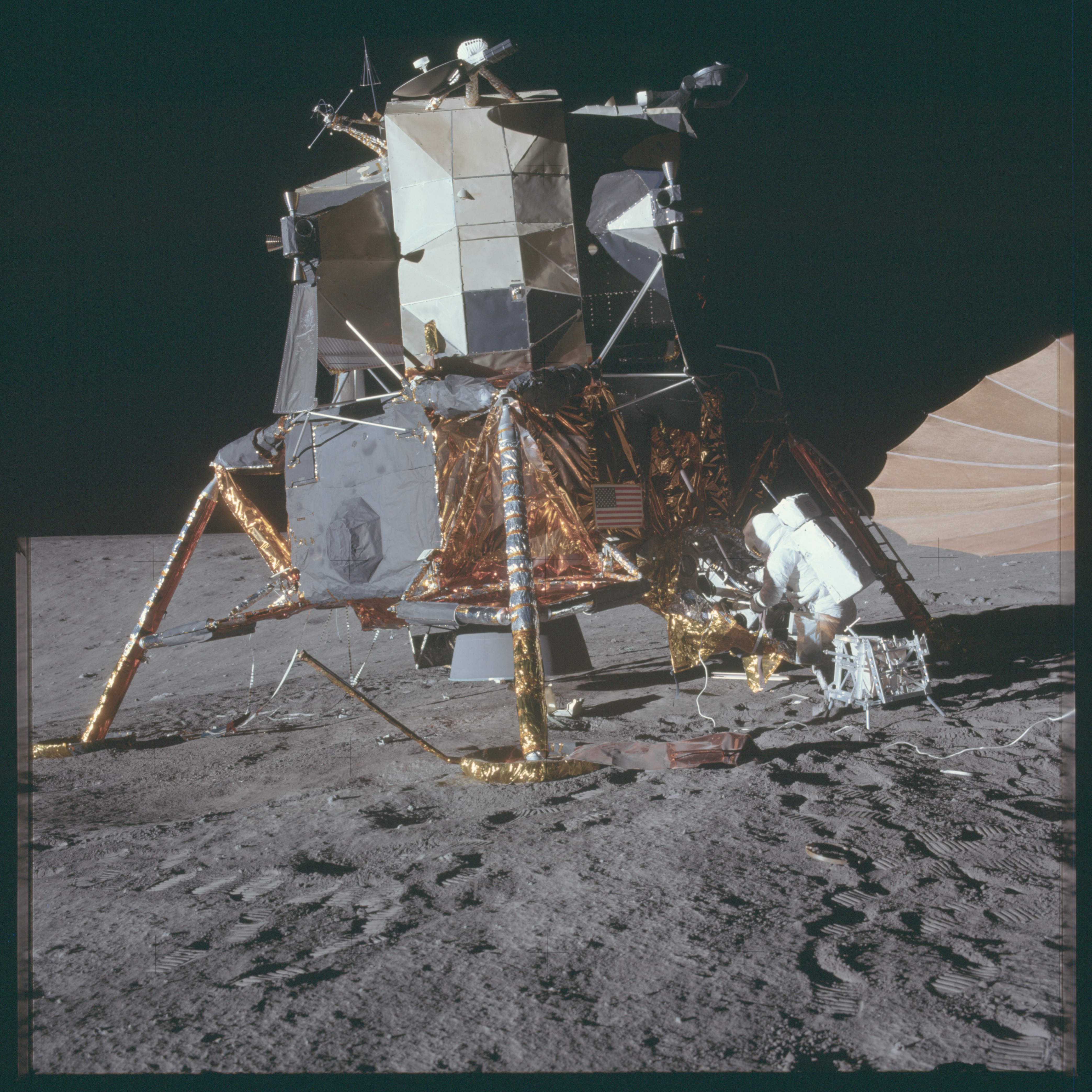 Высадка аполлона. Космический корабль Аполлон 11. Лунный модуль Аполлон 11 на Луне. Лунный модуль корабля Аполлон 11. Посадочный аппарат Аполлон 11.