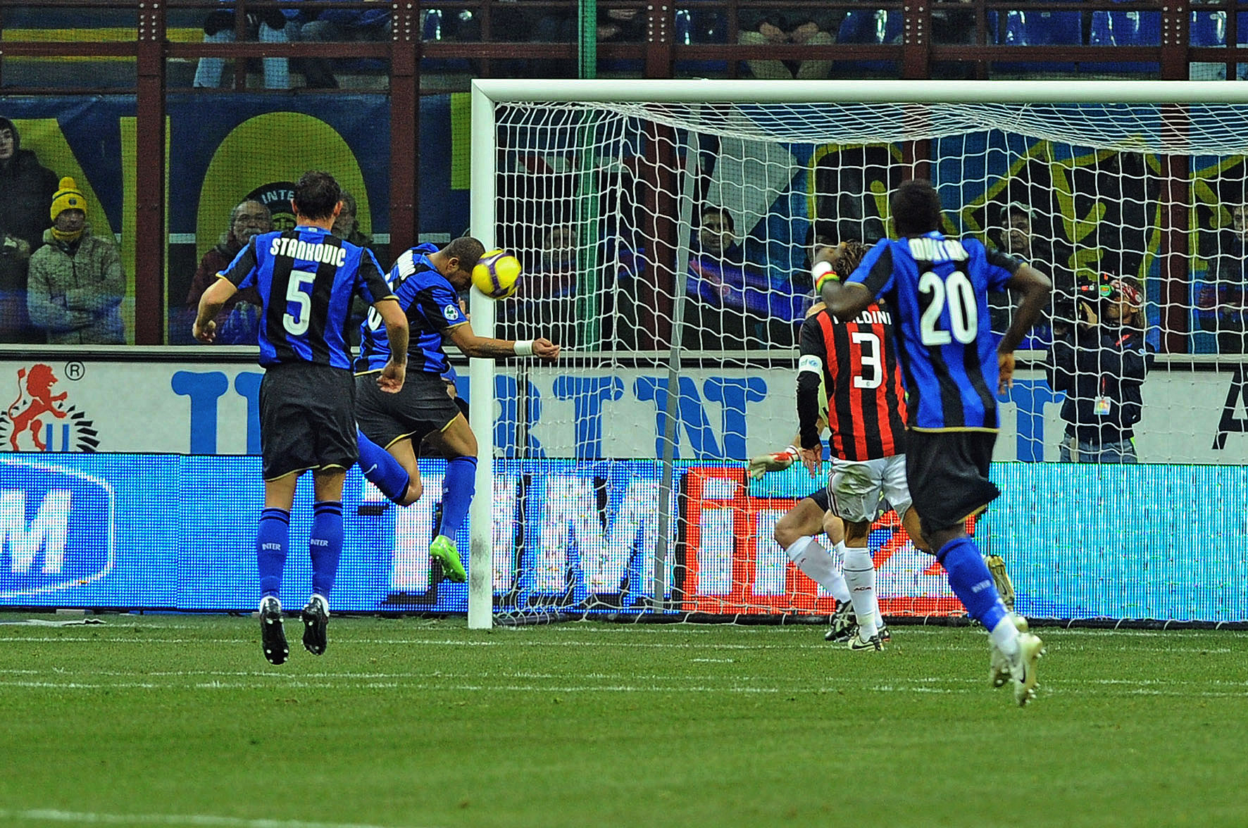File Adriano Score Vs Milan February 09 Jpg Wikimedia Commons