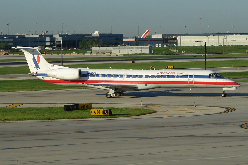 American Eagle EMB-145 (N627AE) (6098918956).jpg