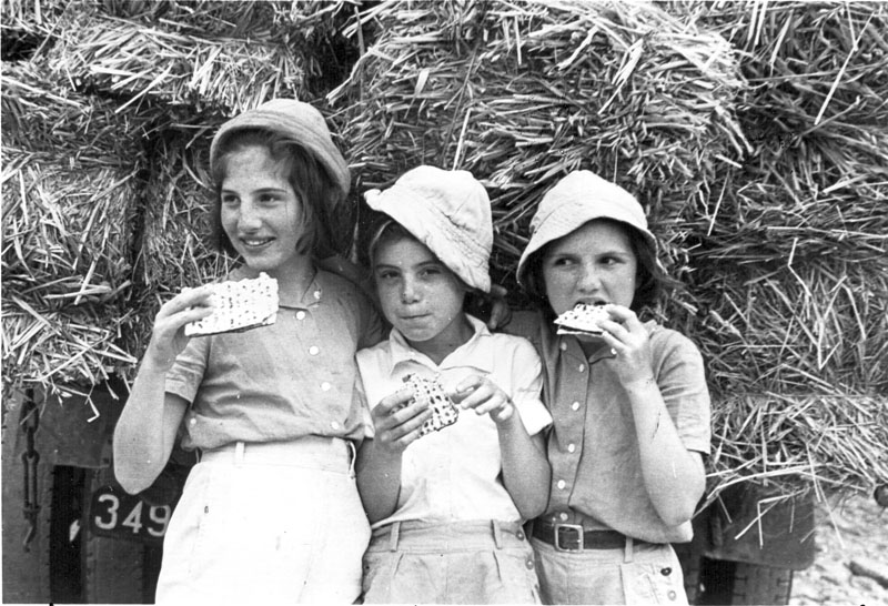 File:Behatted girls with matzah (5607814995).jpg