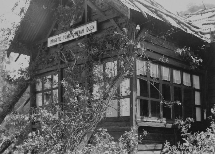 File:COLLECTIE TROPENMUSEUM Gebouw bij de vulkaan Kawah Ijen ten behoeve van de irrigatie TMnr 60047104.jpg