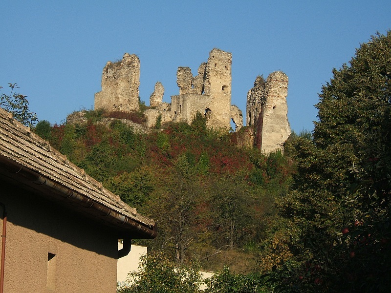 File:Castle from village - panoramio.jpg