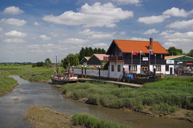 File:Crouch ^ Battlesbridge Harbour - geograph.org.uk - 3539082.jpg