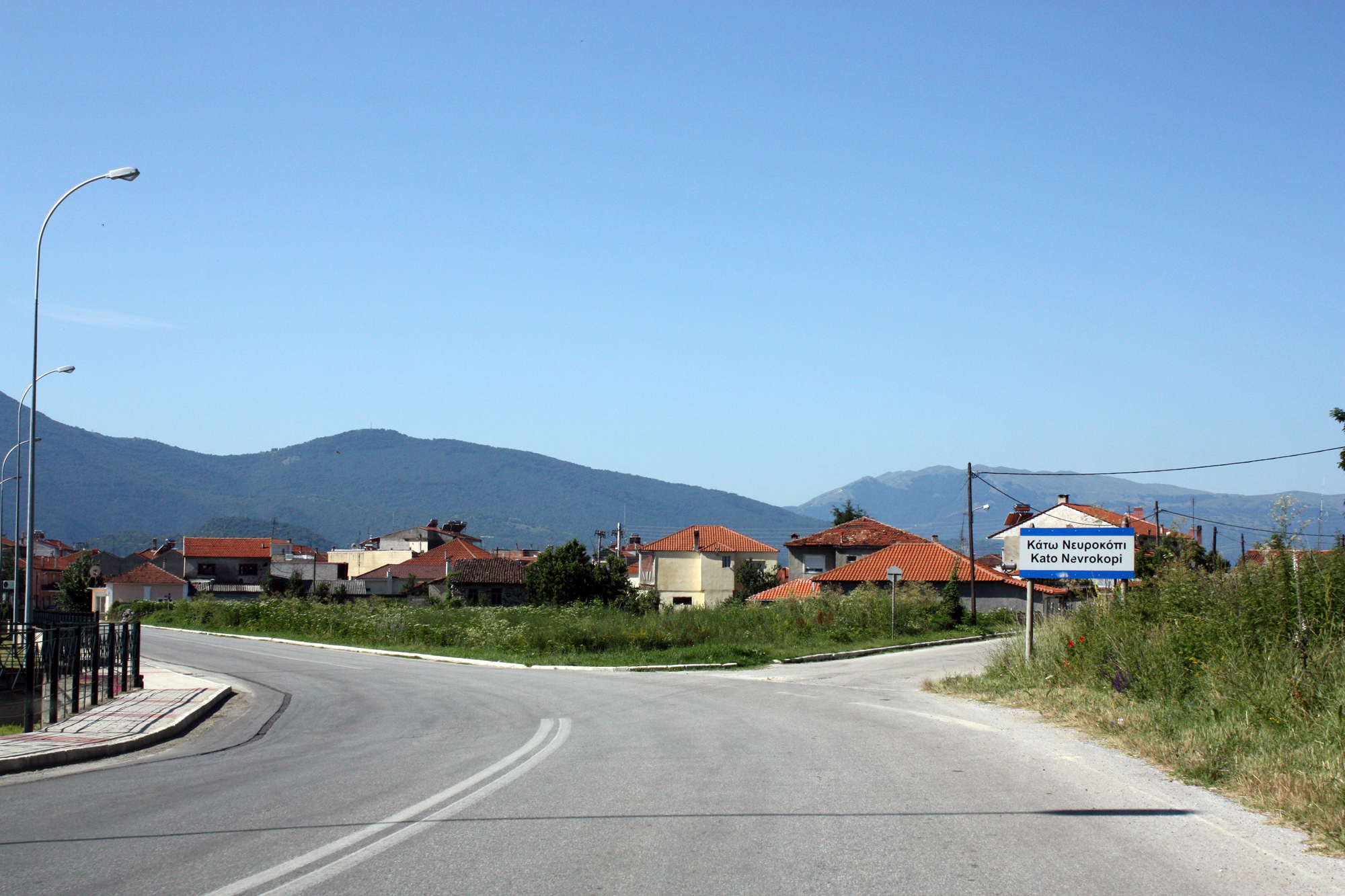 Entrance road to Kato Nevrokopi from the North