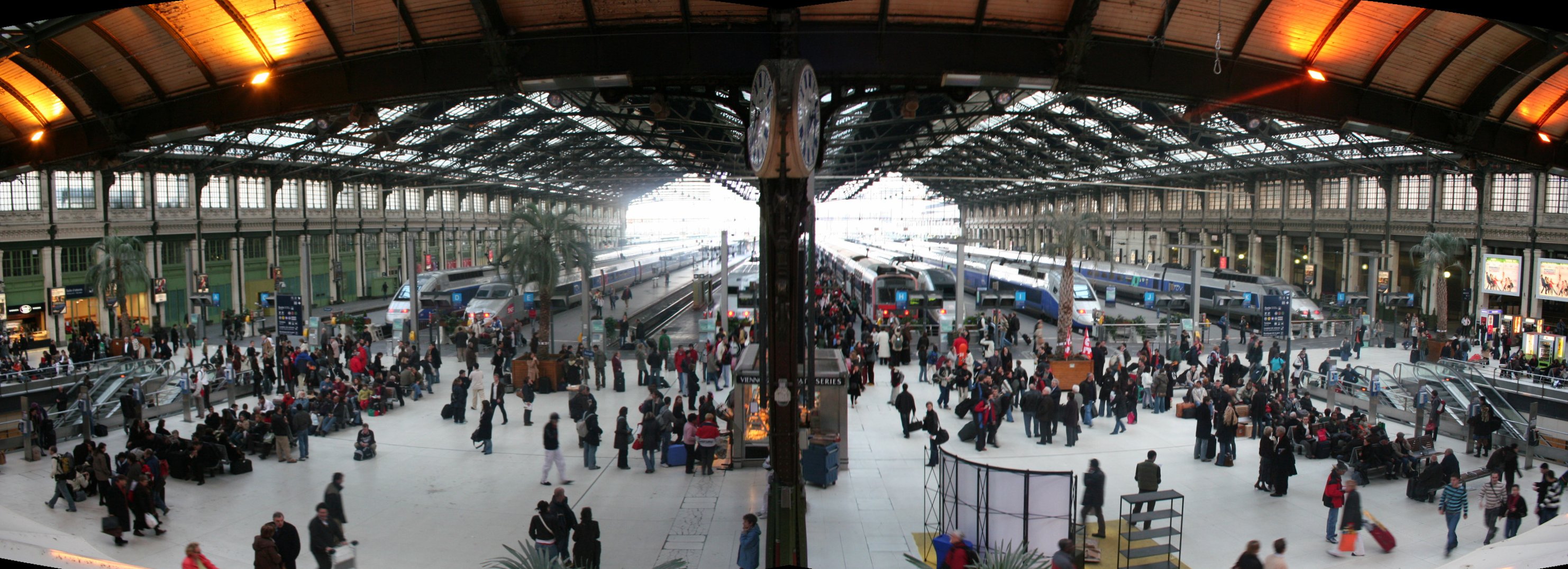 <a title="By Johann &quot;nojhan&quot; Dréo (IMG_0266-7_gare-lyon_panorama) [GFDL (http://www.gnu.org/copyleft/fdl.html), CC-BY-SA-3.0 (http://creativecommons.org/licenses/by-sa/3.0/), CC BY-SA 2.5-2.0-1.0 (http://creativecommons.org/licenses/by-sa/2.5-2.0-1.0), CC BY-SA 2.0 fr (http://creativecommons.org/licenses/by-sa/2.0/fr/deed.en) or CeCILL (http://www.cecill.info/licences/Licence_CeCILL_V2-en.html)], via Wikimedia Commons" href="https://commons.wikimedia.org/wiki/File%3AGare_de_Lyon_(nojhan).jpg"><img width="512" alt="Gare de Lyon (nojhan)" src="https://upload.wikimedia.org/wikipedia/commons/thumb/e/eb/Gare_de_Lyon_%28nojhan%29.jpg/512px-Gare_de_Lyon_%28nojhan%29.jpg"/></a>