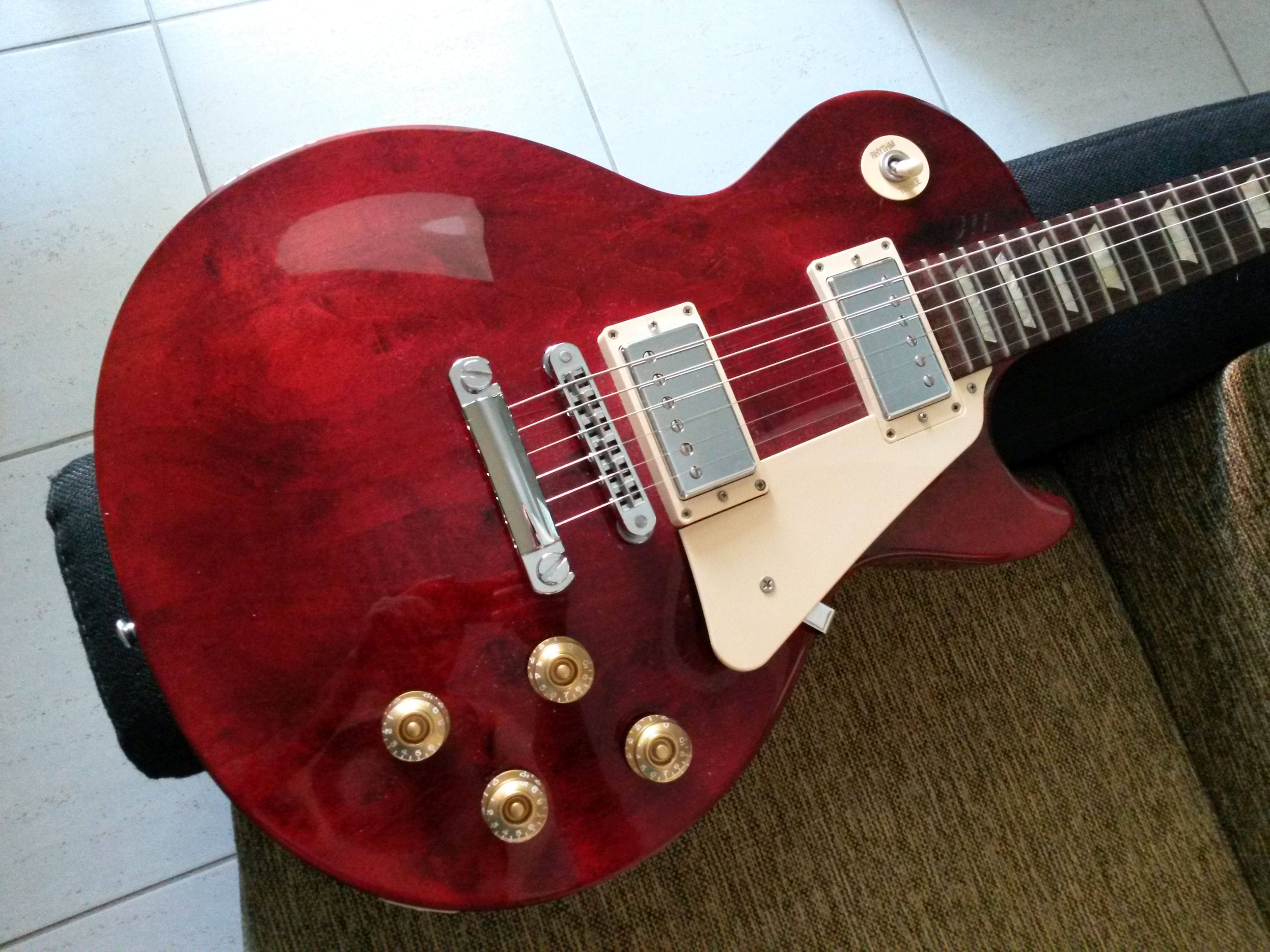 File:Gibson Les Paul Studio 2012 wine red, body.jpg - Wikimedia