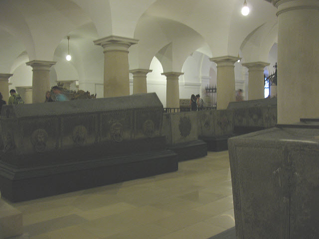 File:Gruft des Berliner Dom (Crypt of Berlin Cathedral) - geo-en.hlipp.de - 12916.jpg