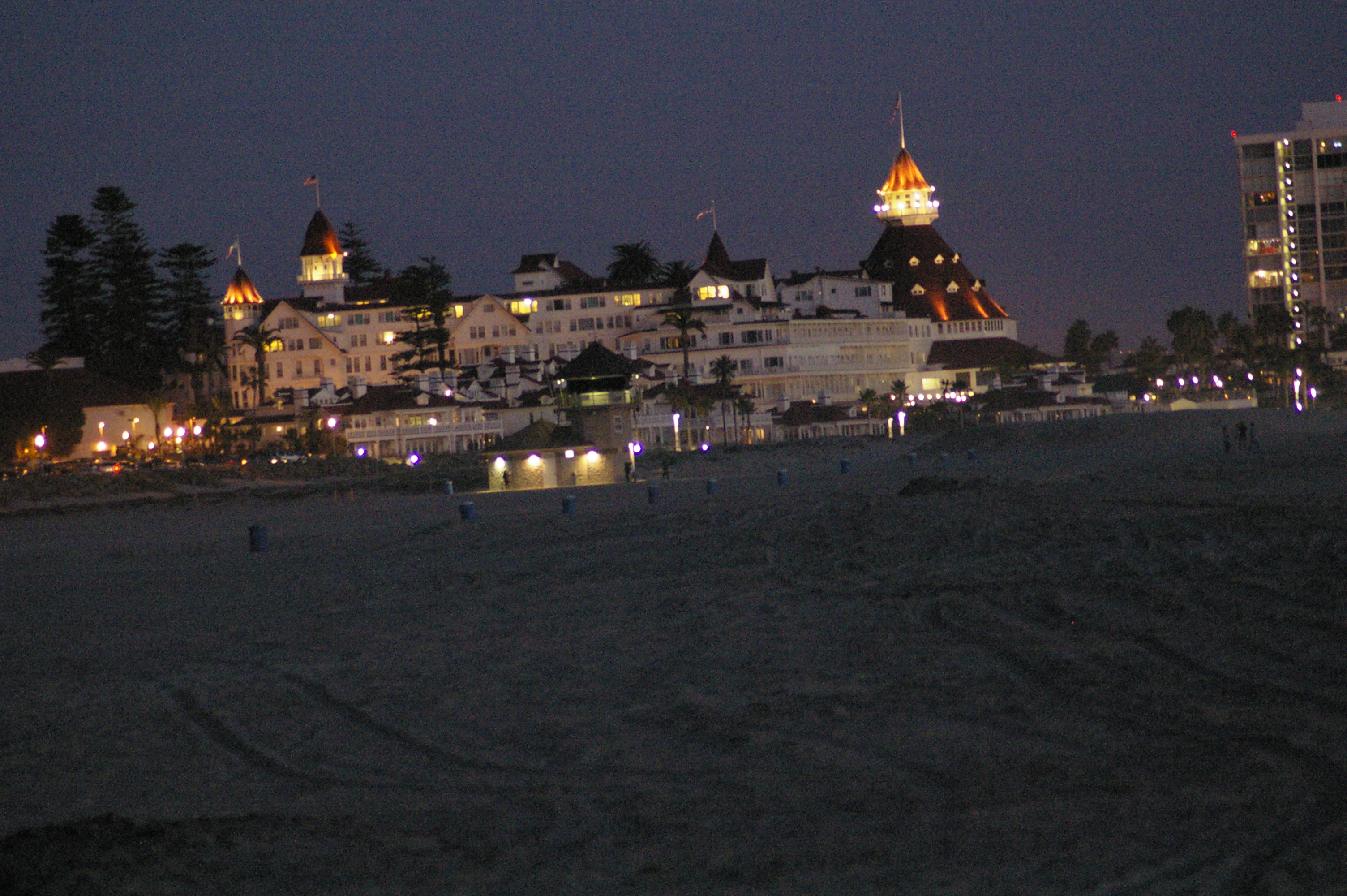 Вечер 2 4 24. Залив дель-Коронадо. Отель де Коронадо фото. Del Coronado мистика. Эльва Коронадо.