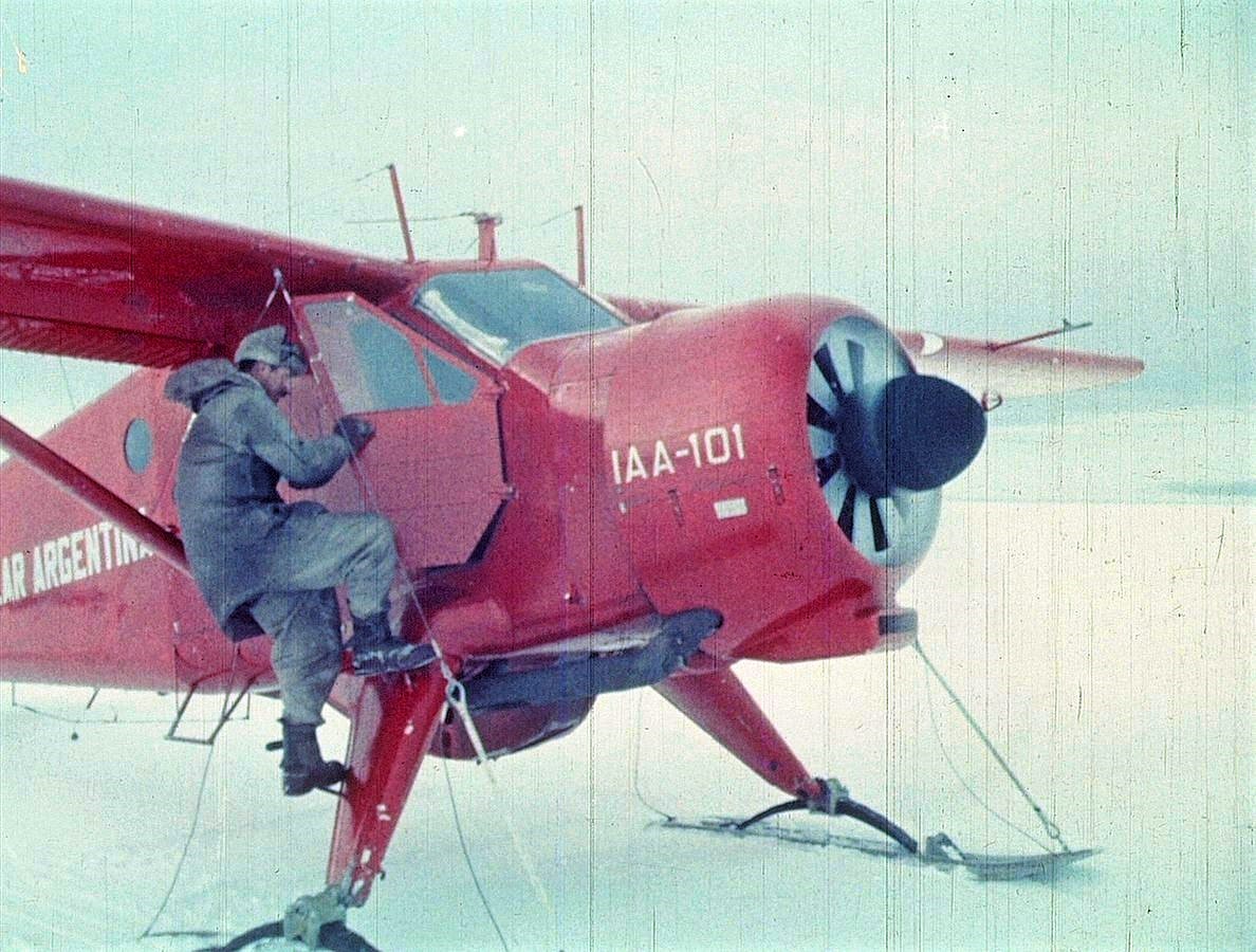 DHC-2 Beaver matrícula IAA-101 en 1957 en la Base Belgrano I. Fue el primer avión del IAA.