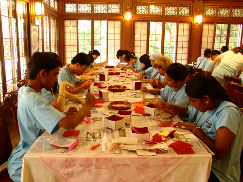 File:KOCIS Making a jewelry box, using hanji as part of a hands-on experience program for foreigners (4705843850).jpg