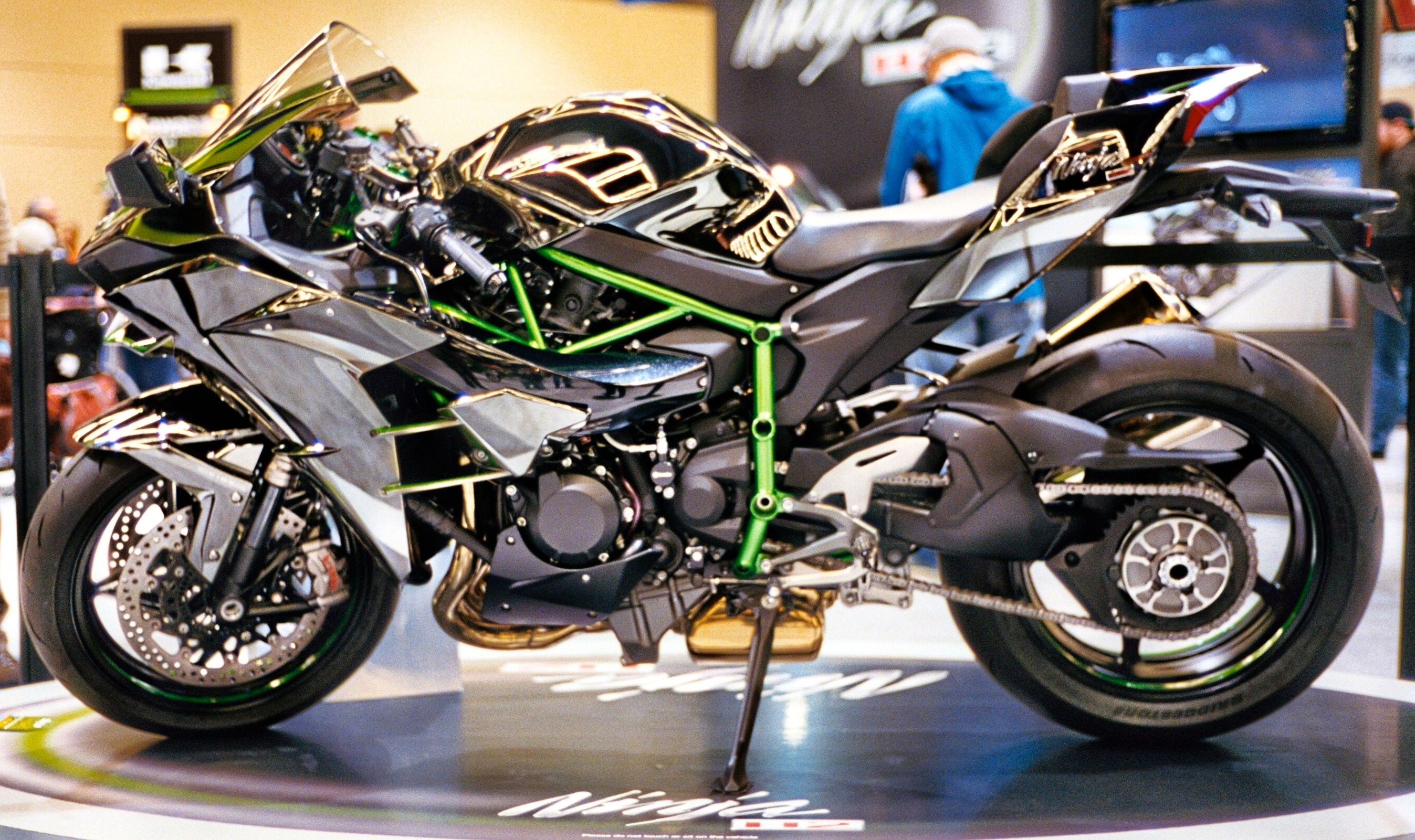 File:Kawasaki Ninja H2 mirror left.JPG - Wikimedia Commons