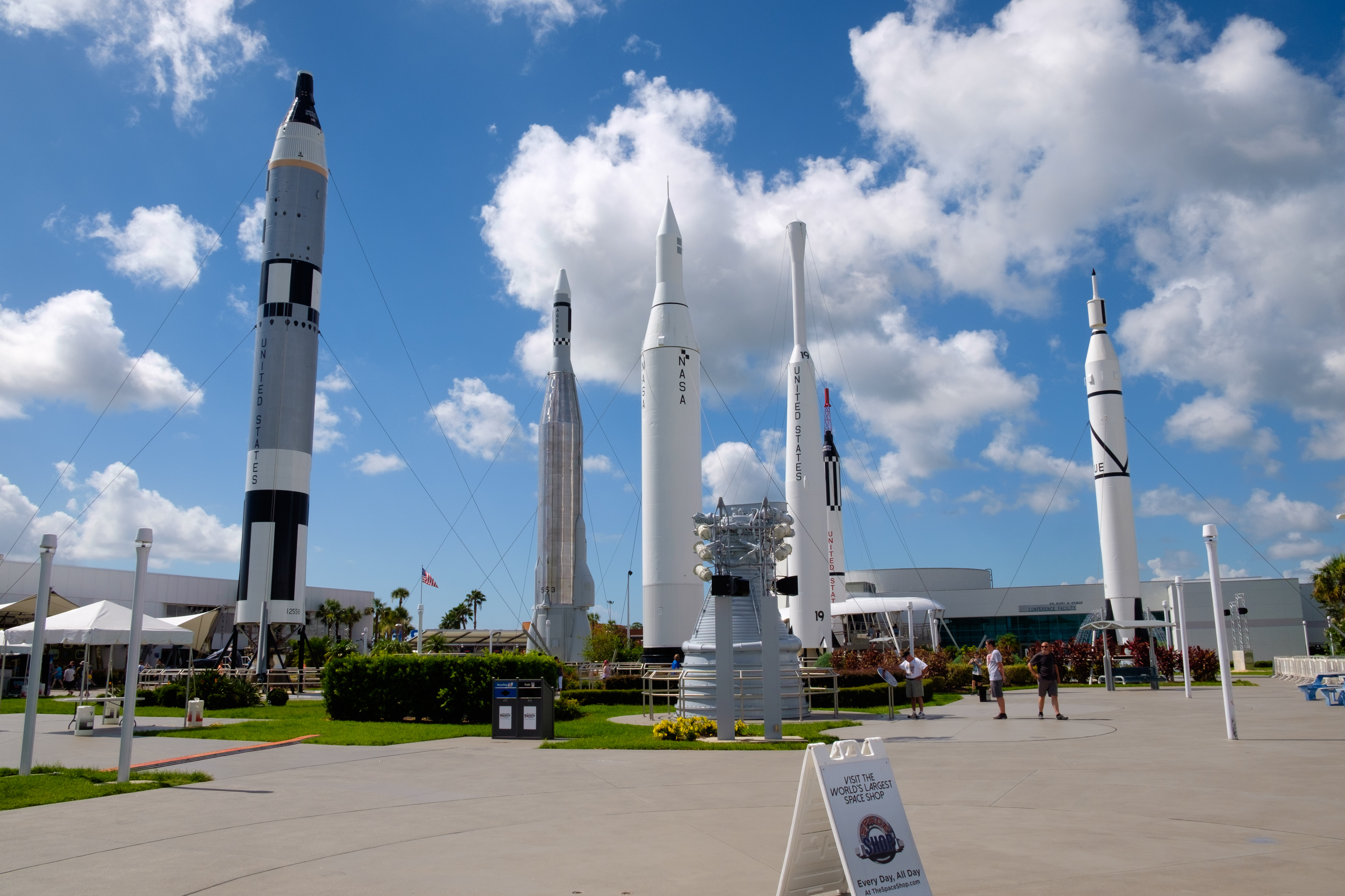 Space center. Kennedy Space Center. Космический центр Кеннеди фото. Космический центр Кеннеди в Джоджо. Парк Space Shuttle Япония.