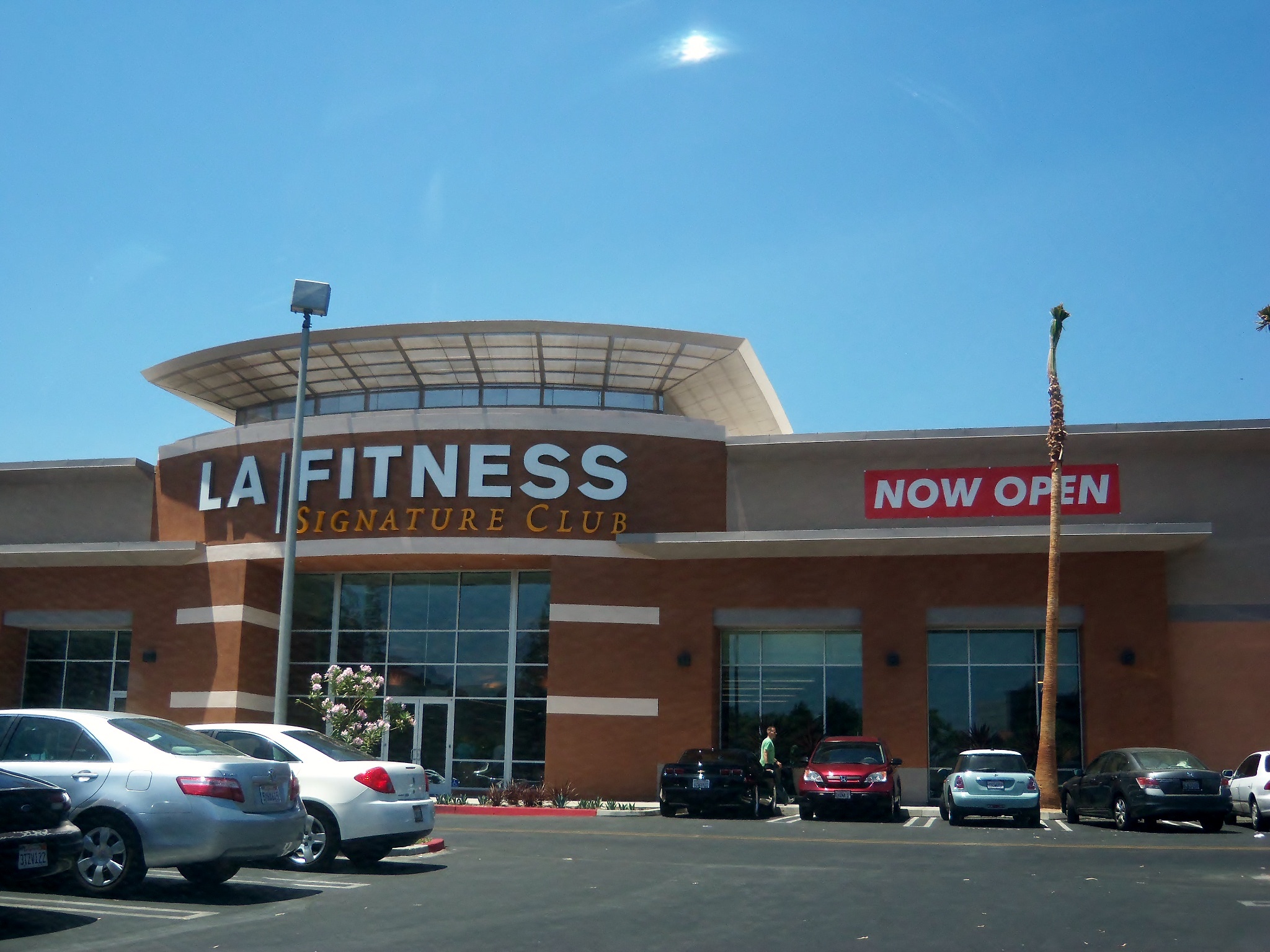 https://upload.wikimedia.org/wikipedia/commons/e/eb/LA_FITNESS_Signature_Club_-_panoramio.jpg