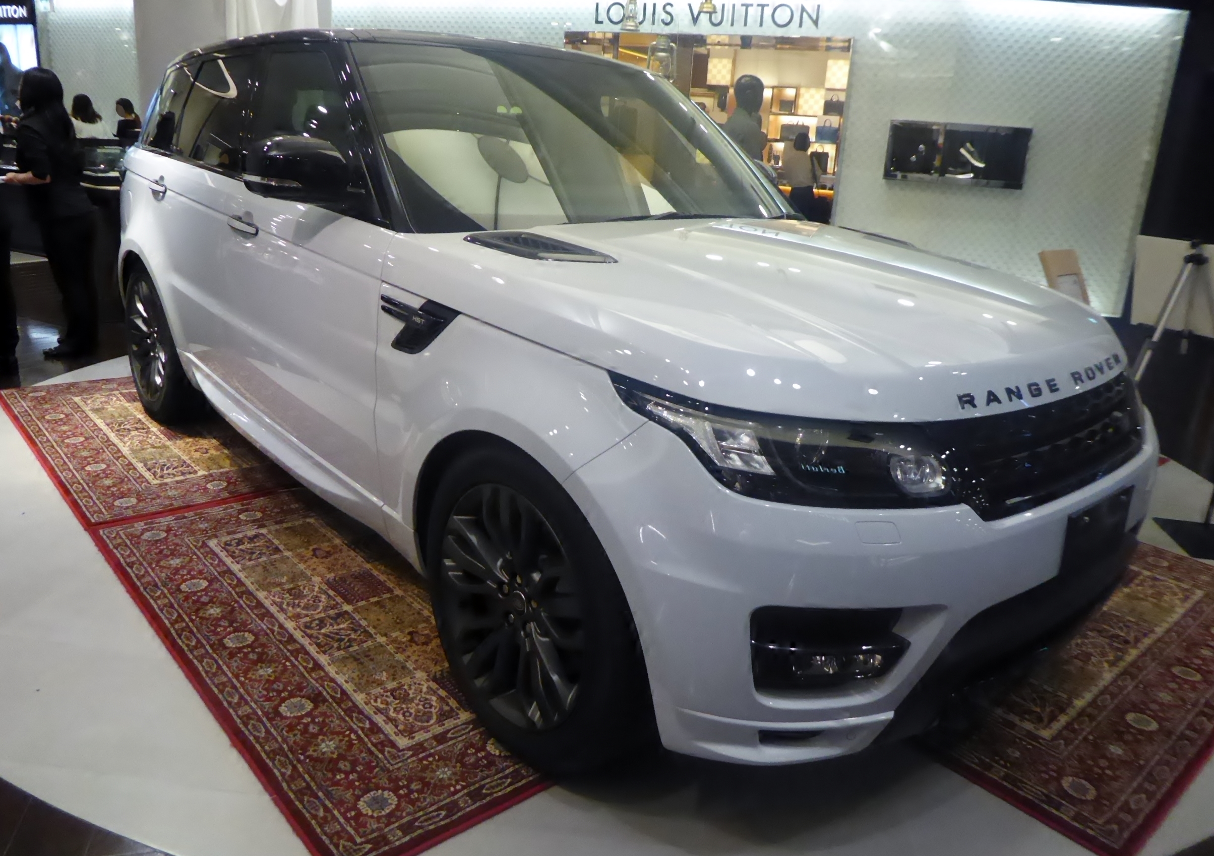 File:Land Rover RANGE ROVER SPORT (L494) front.jpg - Wikipedia