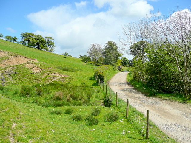 File:Lane to Rhos-grug - geograph.org.uk - 1325905.jpg