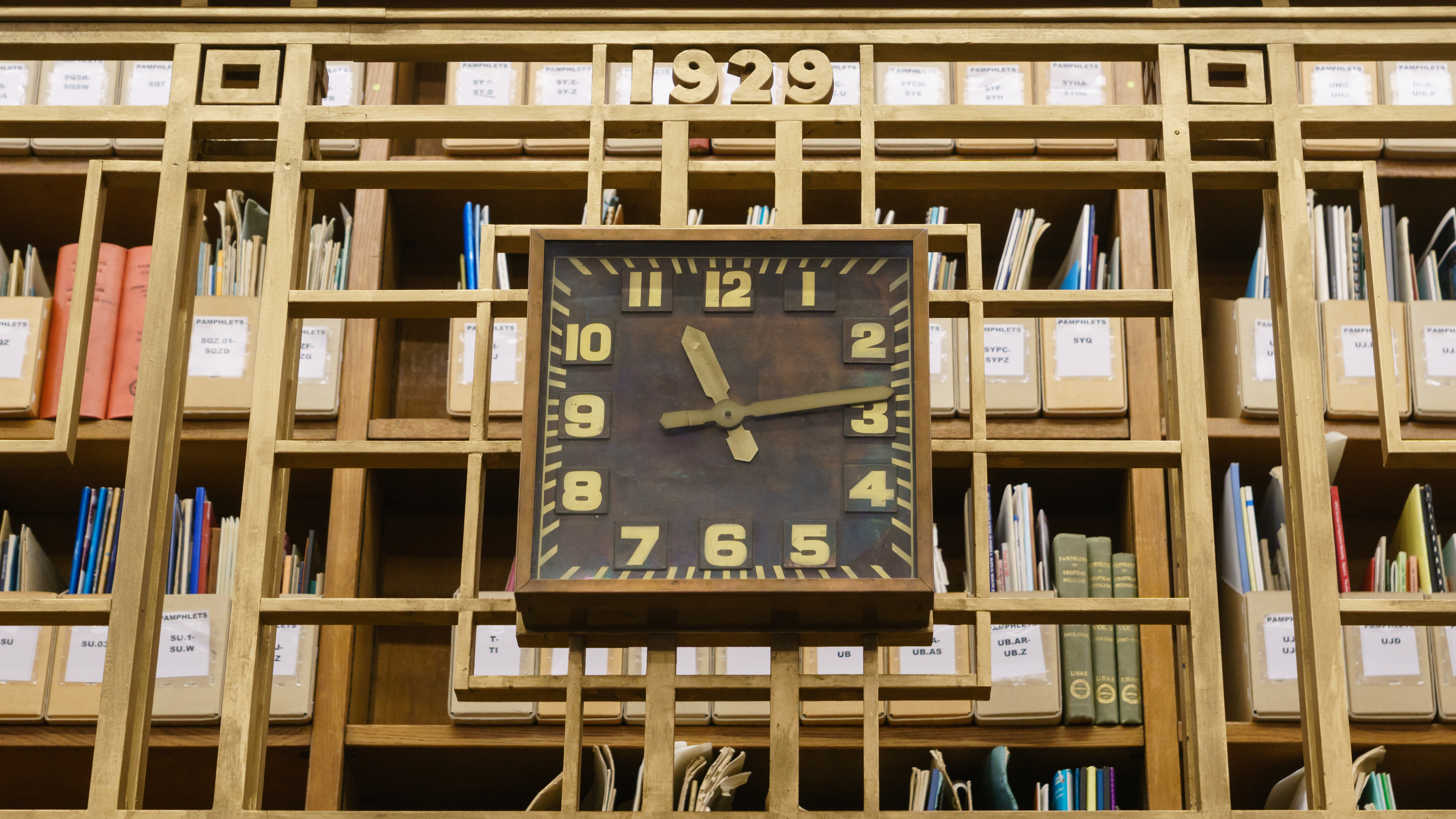 Library of medicine. Часы в библиотеке. Креативный часы для библиотеки. Часы для библиотеки с музыкой. Библиотека часы картинки.